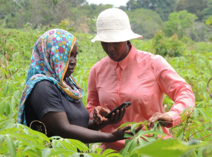 A Tanzanian cassava farmer, left, learns to use a plant disease mobile app developed as part of the PlantVillage initiative led by Penn State researchers. Credit: Penn State. Creative Commons