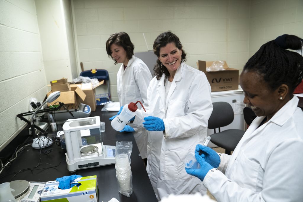Erica Smithwick in the lab with grad students